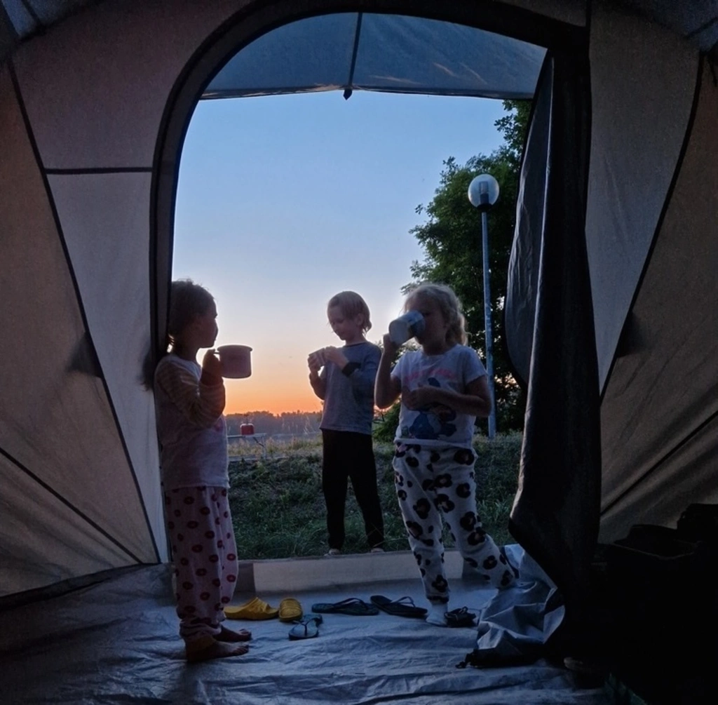 Nocowanki pod namiotem